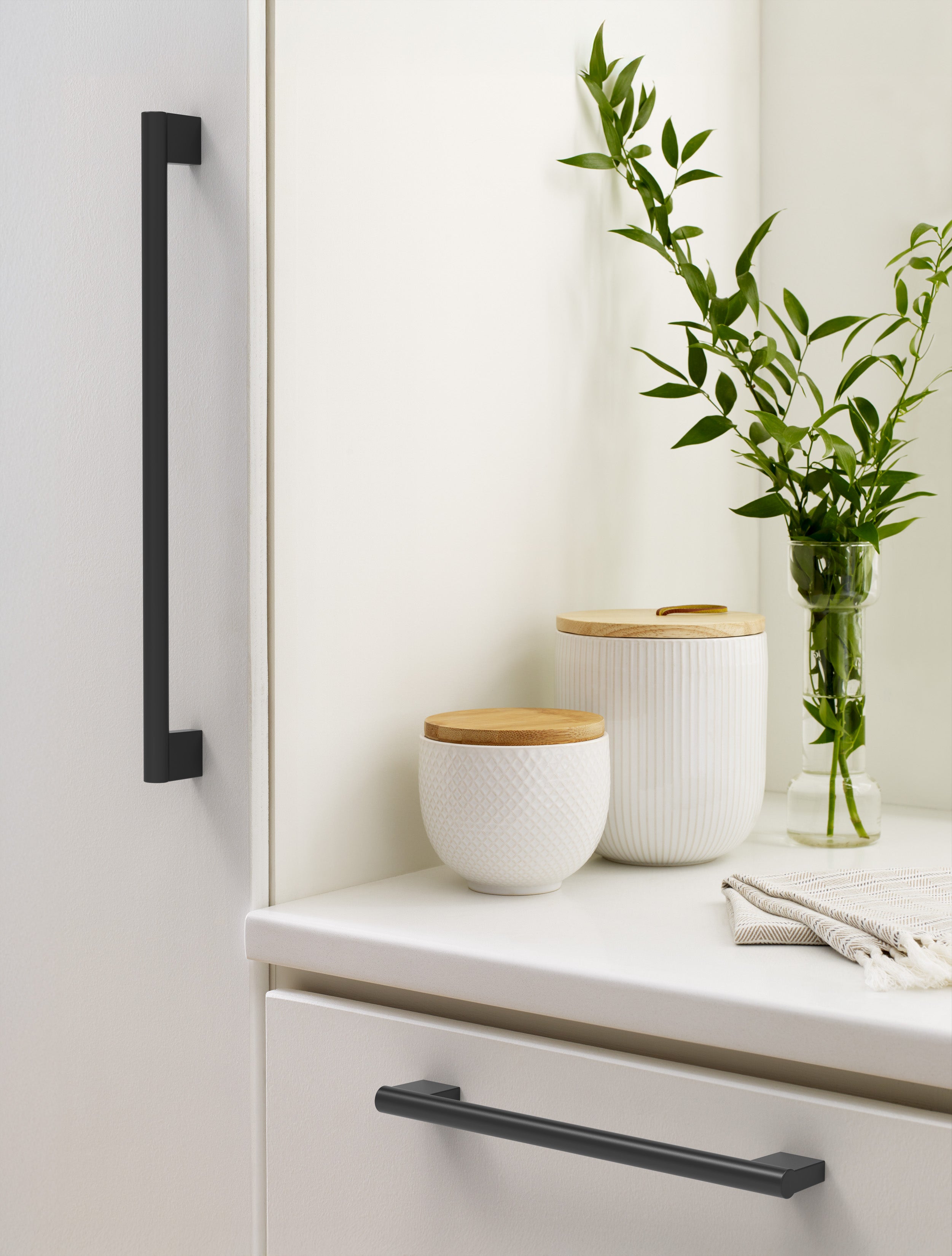 Amerock Versa Pull Mattee Black 18" Center to Center